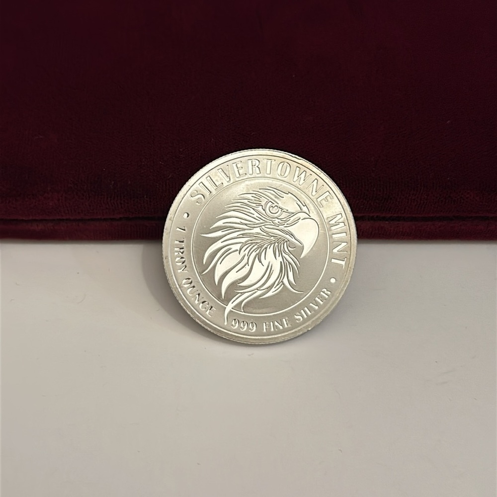 Silver coin 1 oz 999 fine Silver town mint a beautiful Eagle edition 🦅 - Picture 9 of 14